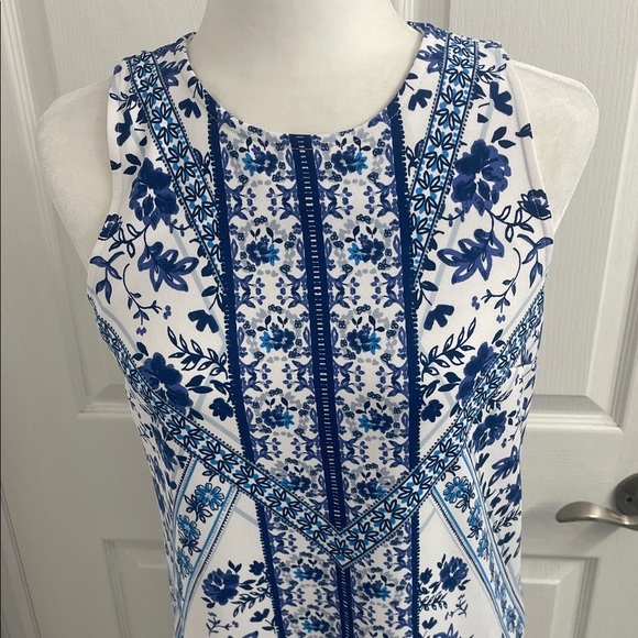 Banana Republic Blue/White Floral Shift Dress Sleeveless Keyhole Button Sz 4 - Picture 2 of 10
